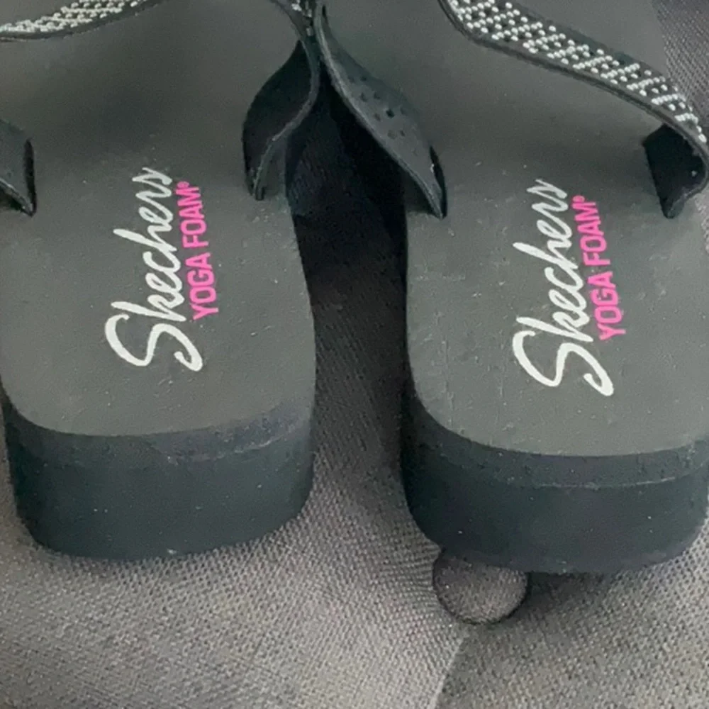 Skechers Yoga Foam Sandals, EUC